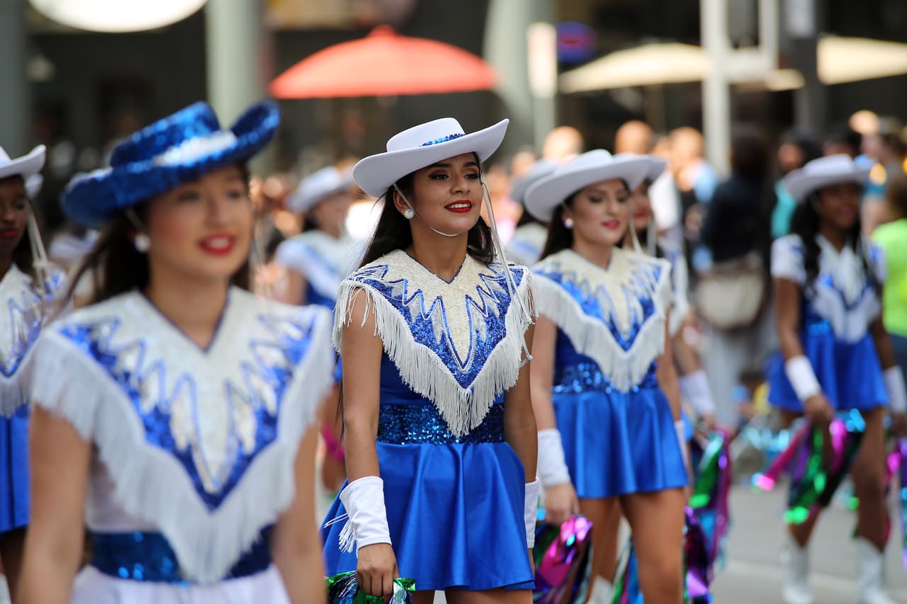 Dallas se pintó de música y fiesta en el inicio a esta gran feria