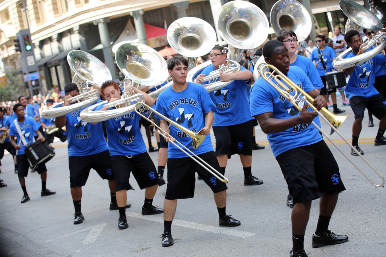 Dallas se pintó de música y fiesta en el inicio a esta gran feria