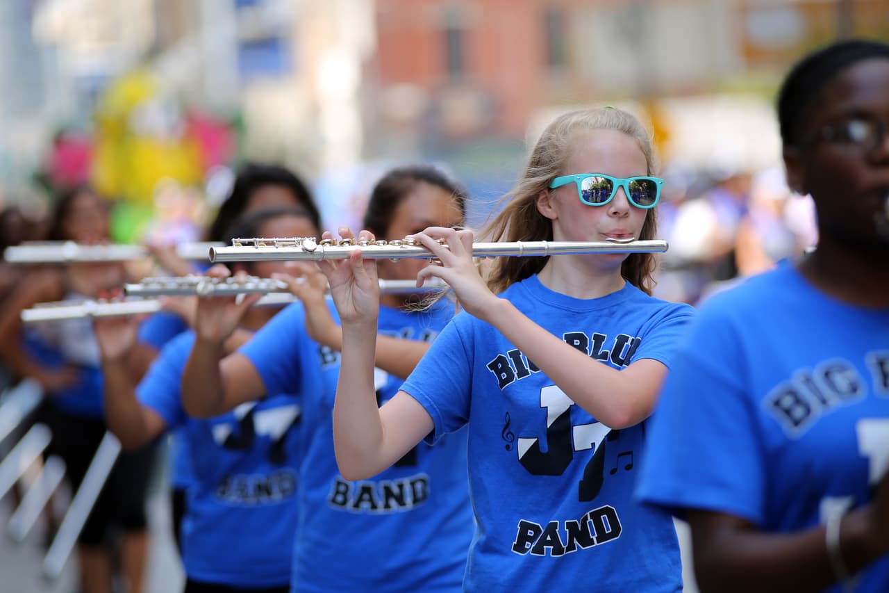 Dallas se pintó de música y fiesta en el inicio a esta gran feria