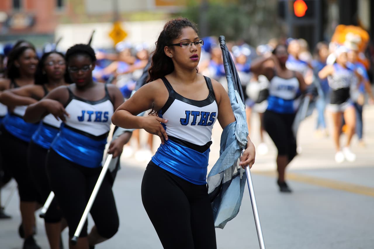 Dallas se pintó de música y fiesta en el inicio a esta gran feria