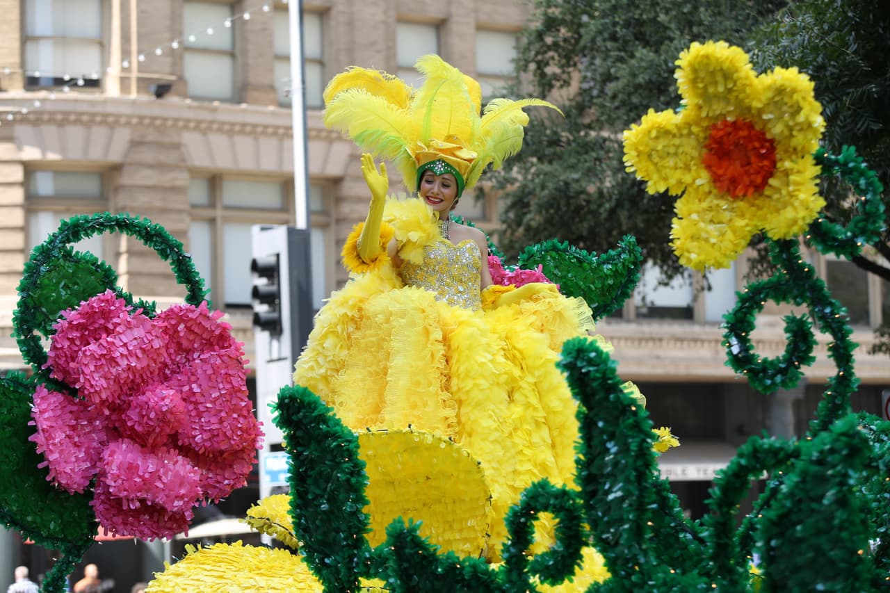 Dallas se pintó de música y fiesta en el inicio a esta gran feria