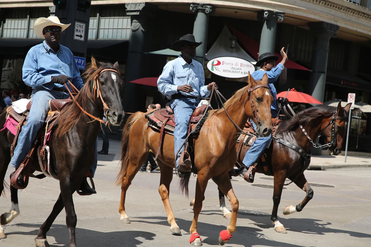 Dallas se pintó de música y fiesta en el inicio a esta gran feria
