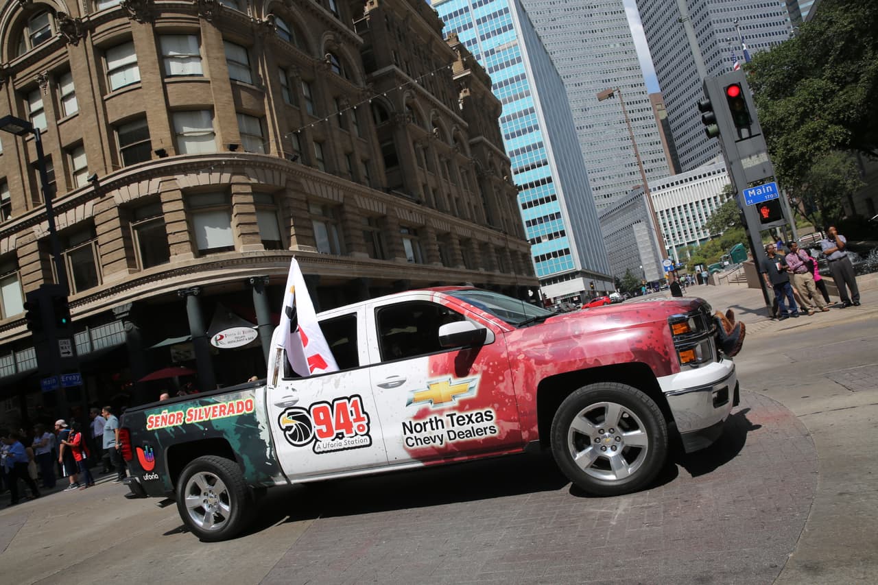 Dallas se pintó de música y fiesta en el inicio a esta gran feria