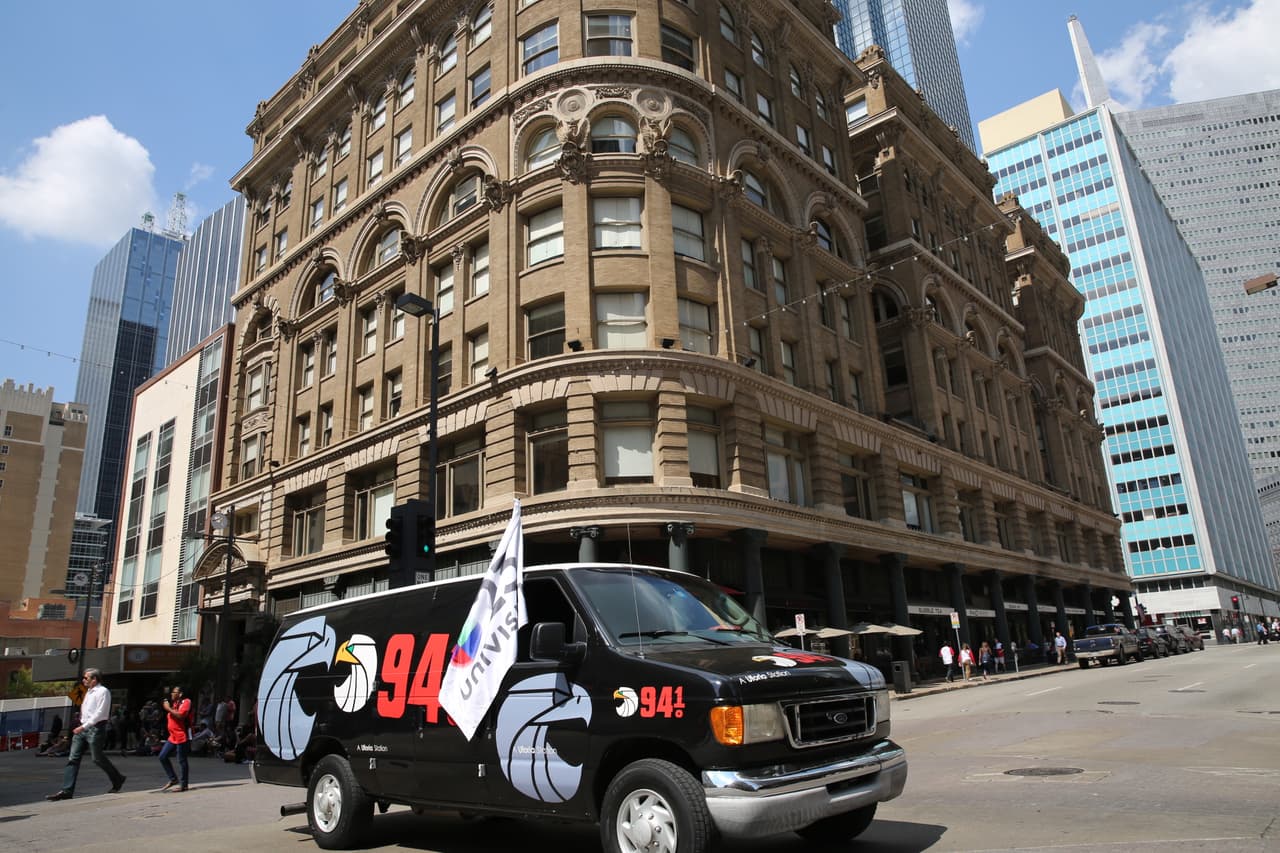 Dallas se pintó de música y fiesta en el inicio a esta gran feria