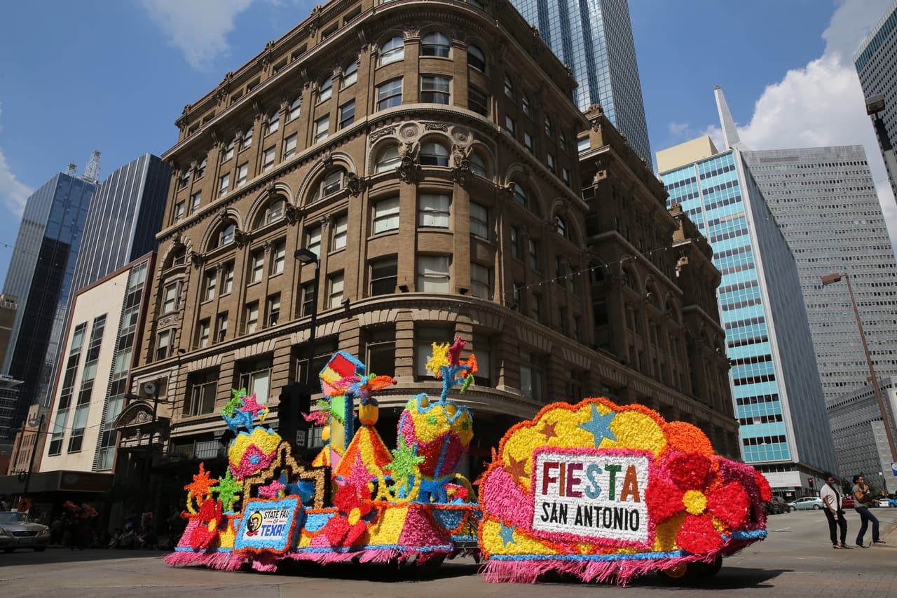 Dallas se pintó de música y fiesta en el inicio a esta gran feria