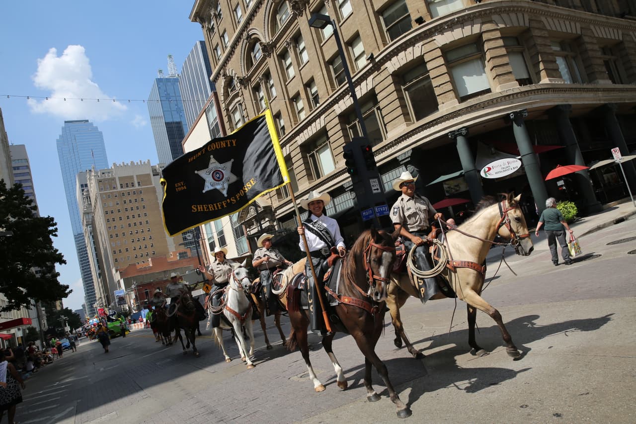 Dallas se pintó de música y fiesta en el inicio a esta gran feria
