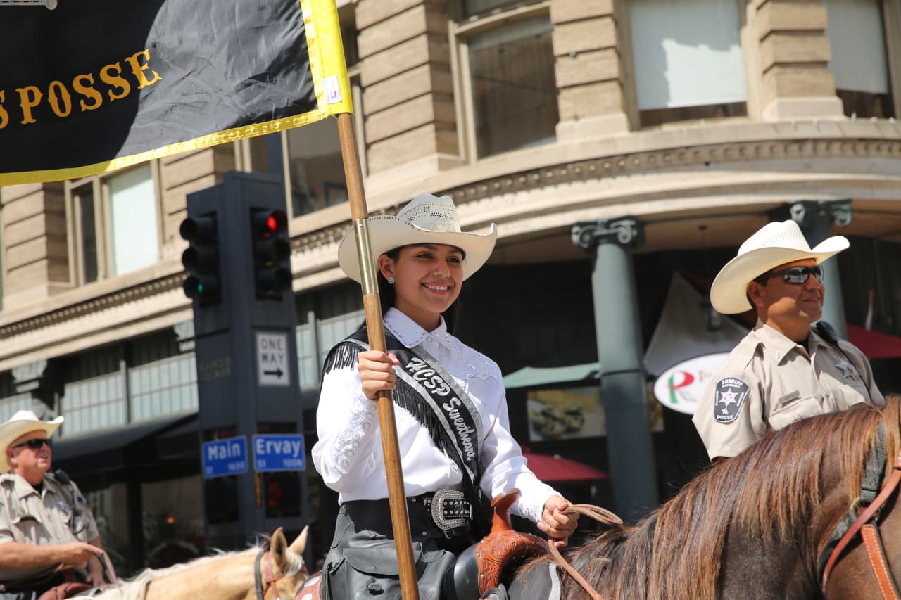 Dallas se pintó de música y fiesta en el inicio a esta gran feria