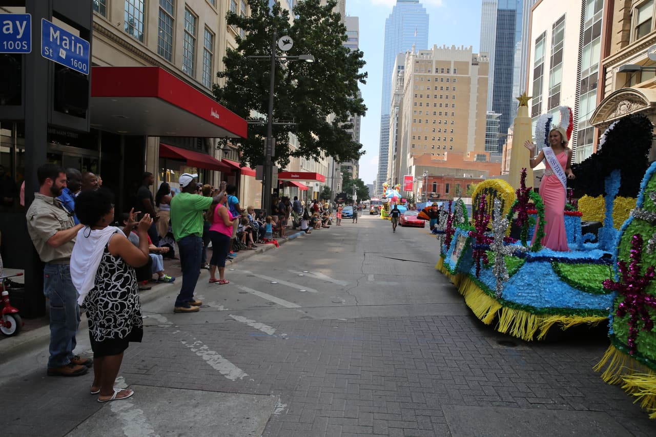 Dallas se pintó de música y fiesta en el inicio a esta gran feria