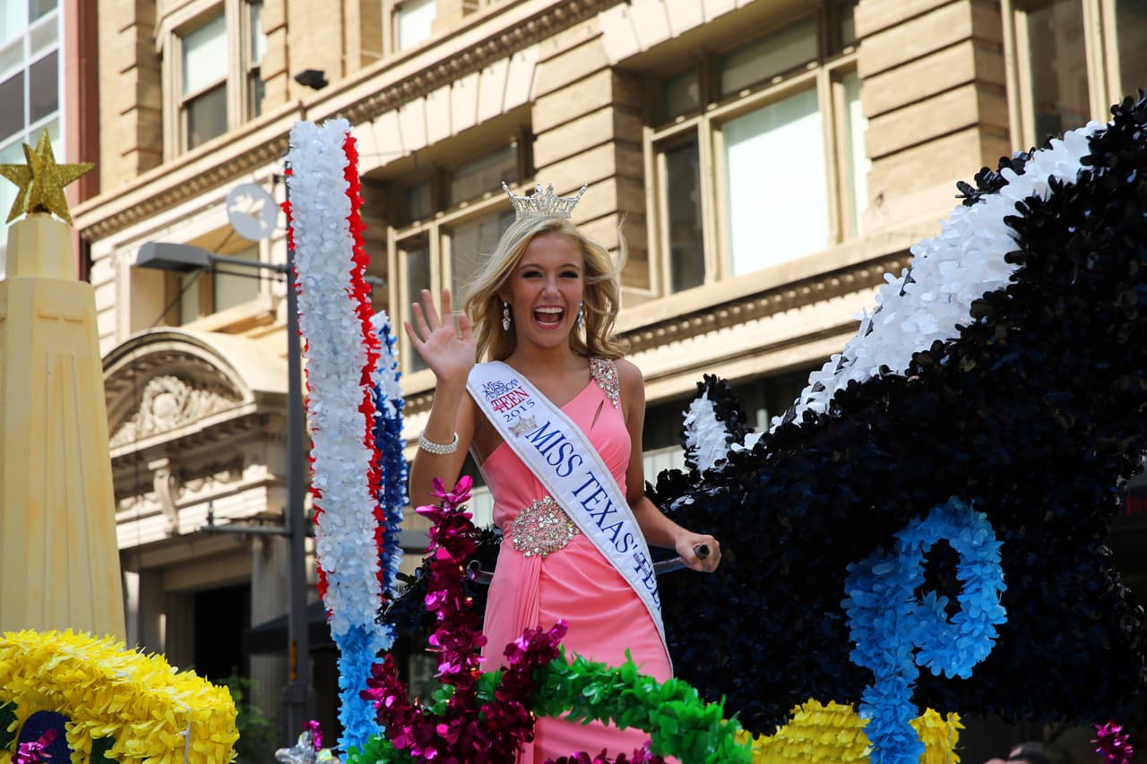 Dallas se pintó de música y fiesta en el inicio a esta gran feria