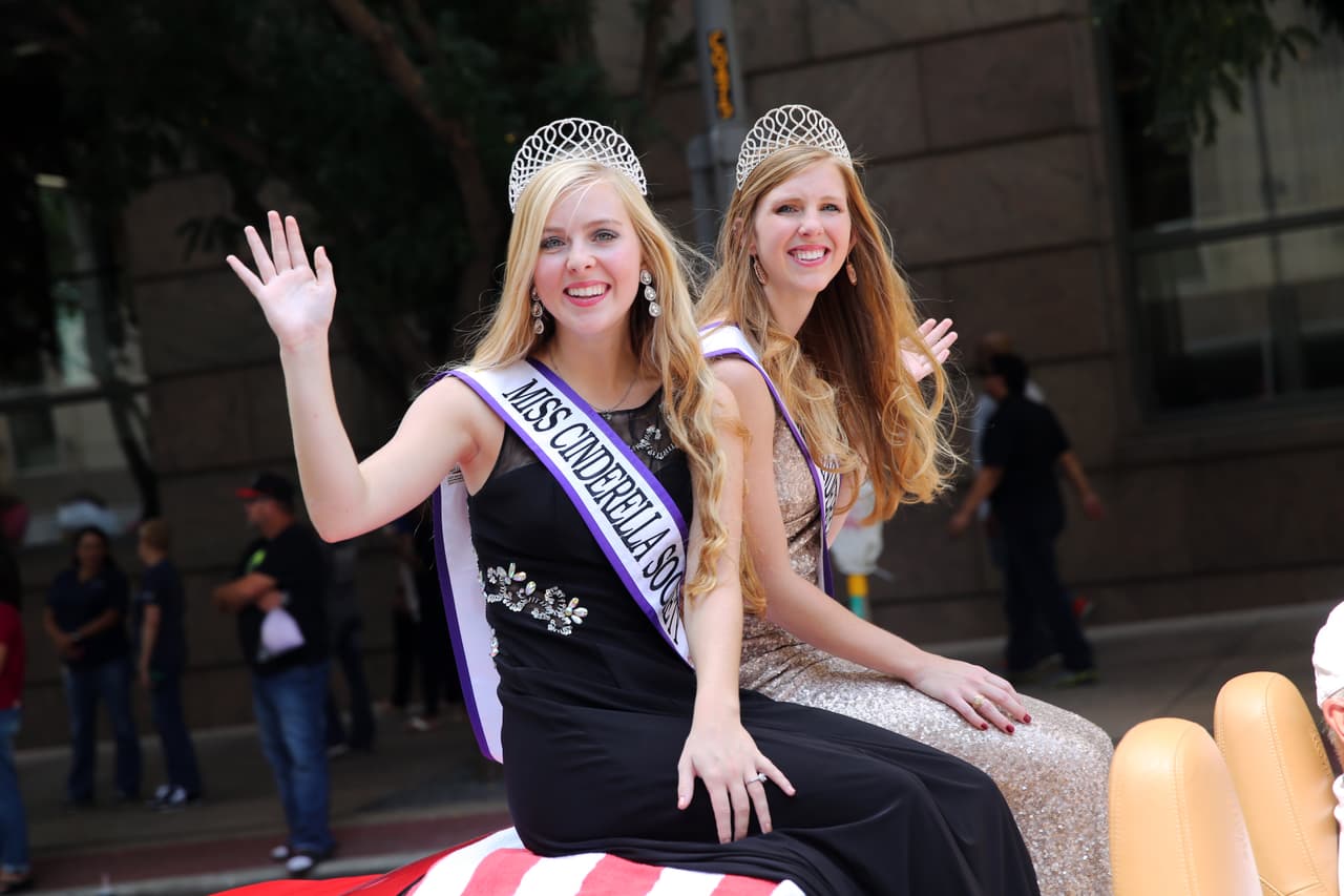 Dallas se pintó de música y fiesta en el inicio a esta gran feria