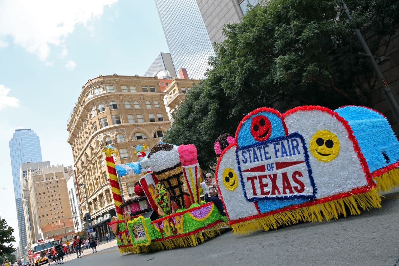 Dallas se pintó de música y fiesta en el inicio a esta gran feria