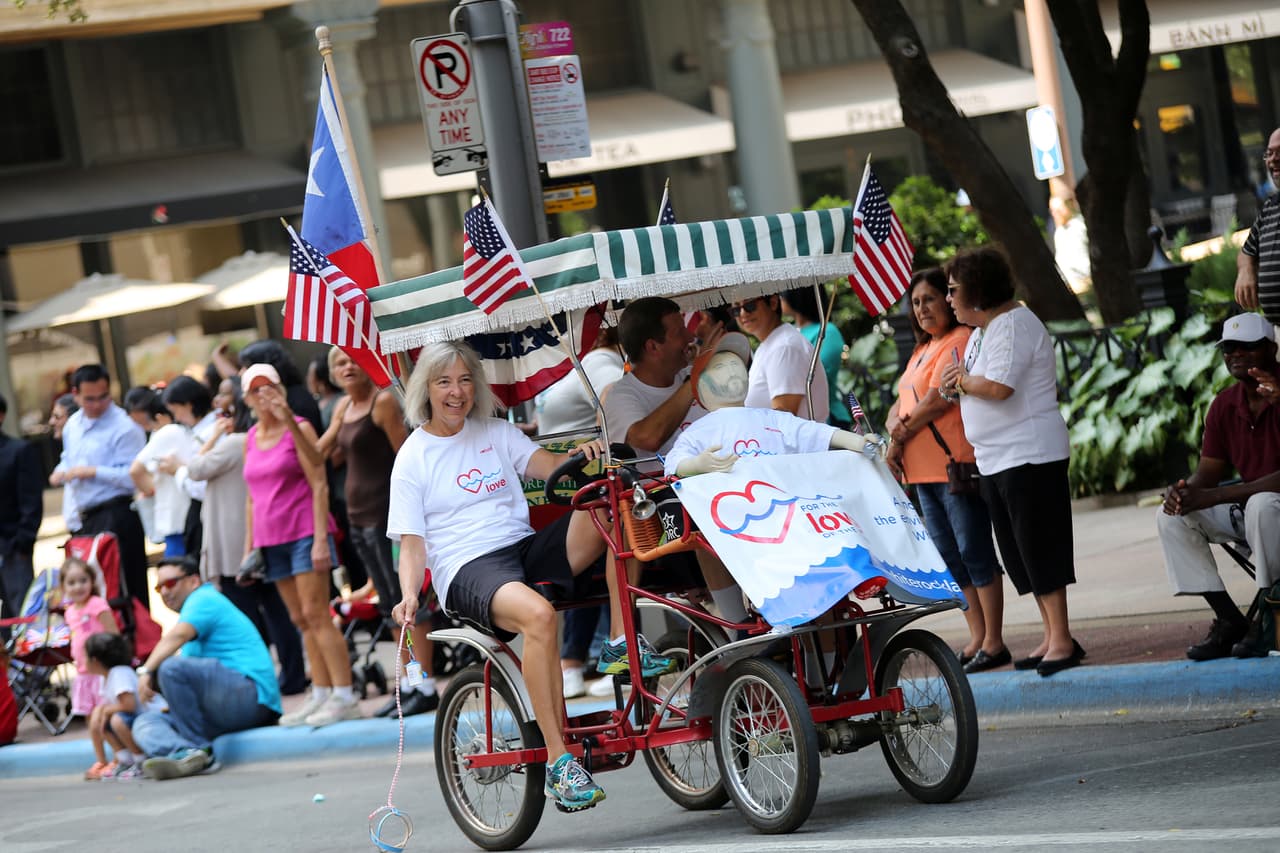 Dallas se pintó de música y fiesta en el inicio a esta gran feria