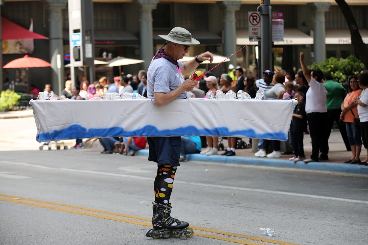 Dallas se pintó de música y fiesta en el inicio a esta gran feria