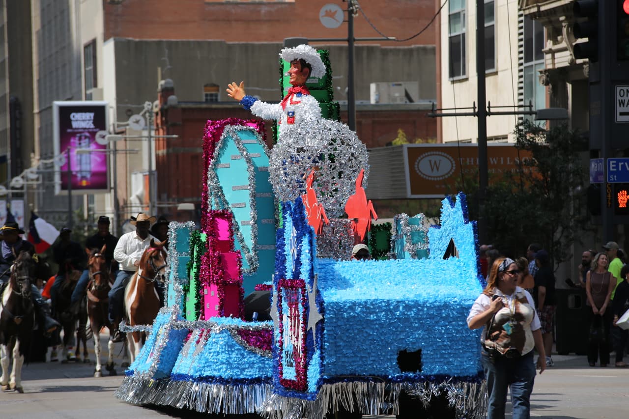 Dallas se pintó de música y fiesta en el inicio a esta gran feria