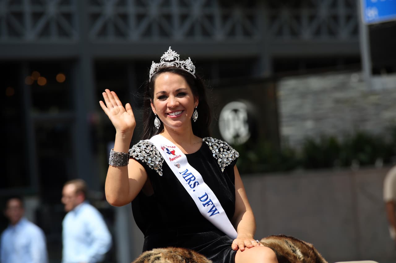 Dallas se pintó de música y fiesta en el inicio a esta gran feria