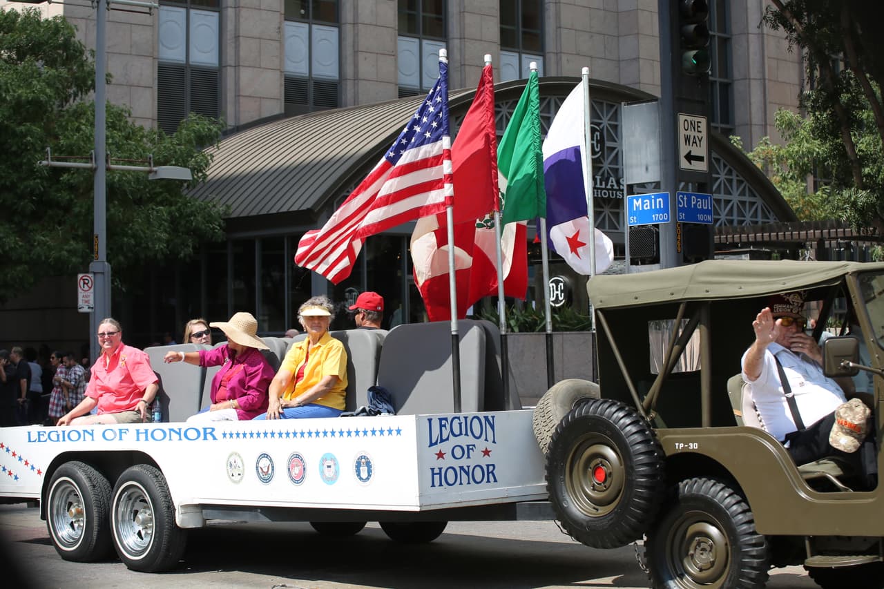 Dallas se pintó de música y fiesta en el inicio a esta gran feria