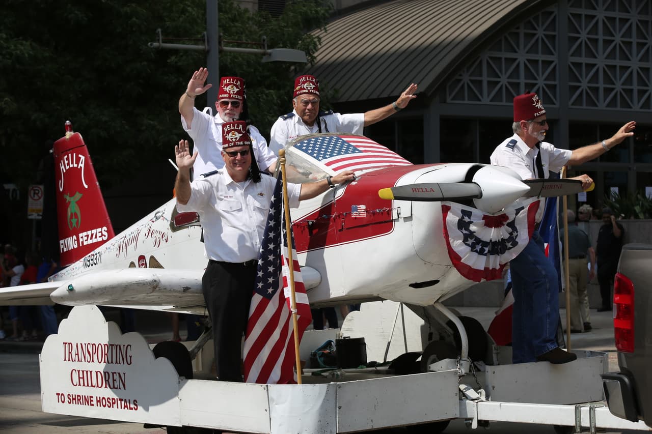 Dallas se pintó de música y fiesta en el inicio a esta gran feria
