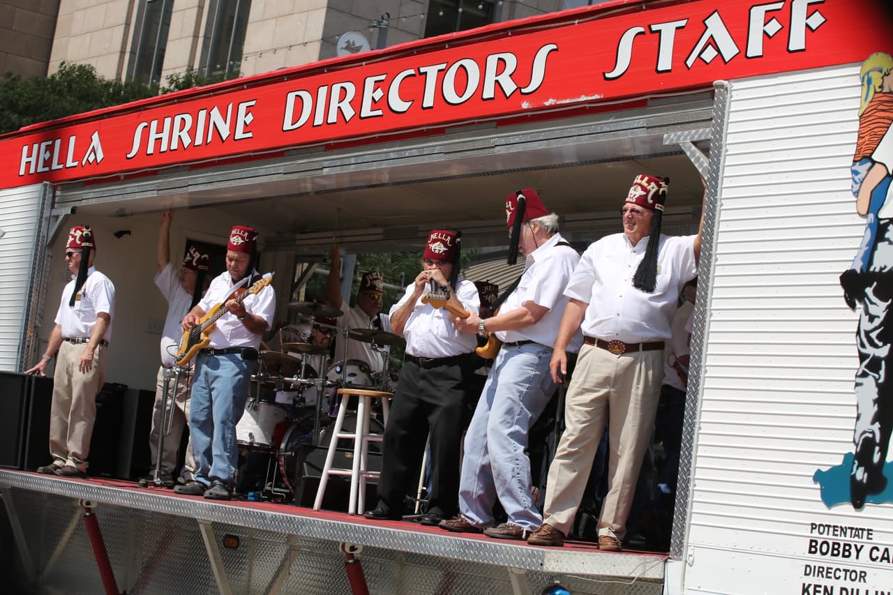 Dallas se pintó de música y fiesta en el inicio a esta gran feria