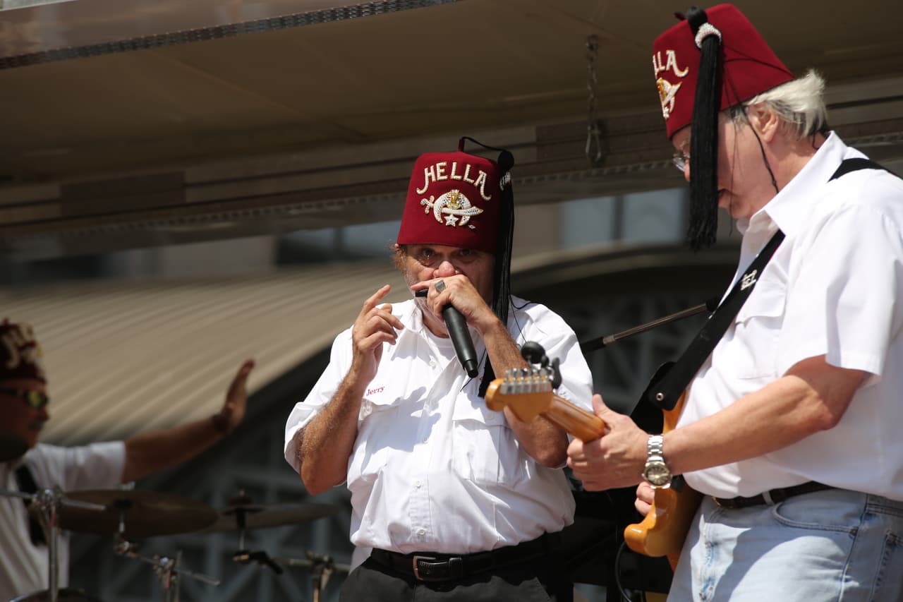 Dallas se pintó de música y fiesta en el inicio a esta gran feria