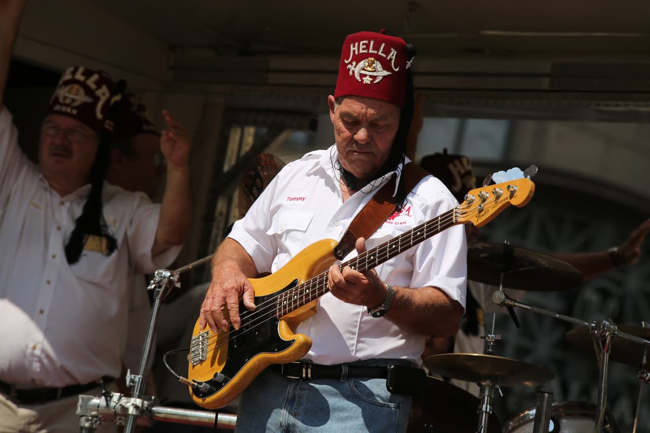 Dallas se pintó de música y fiesta en el inicio a esta gran feria