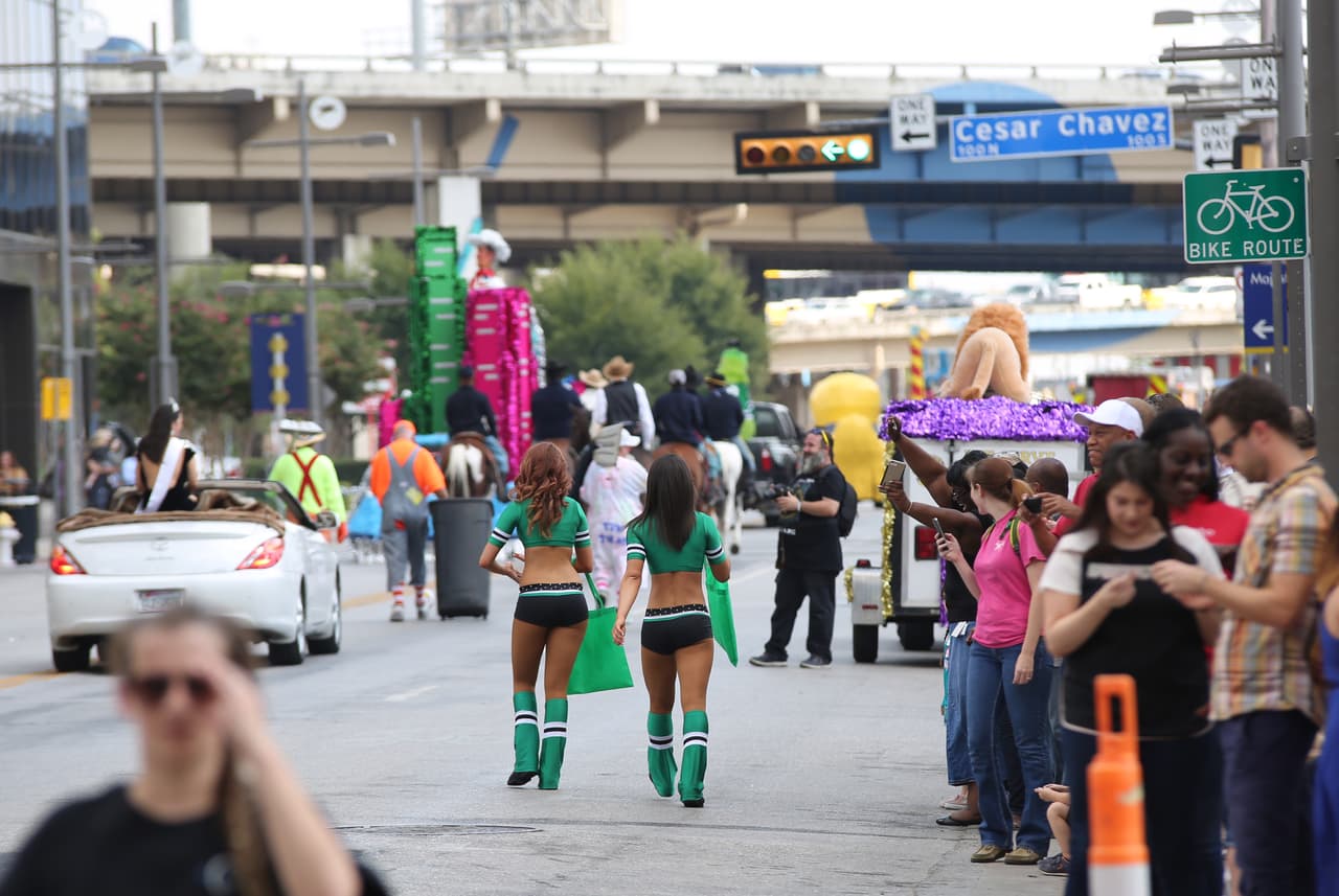 Dallas se pintó de música y fiesta en el inicio a esta gran feria