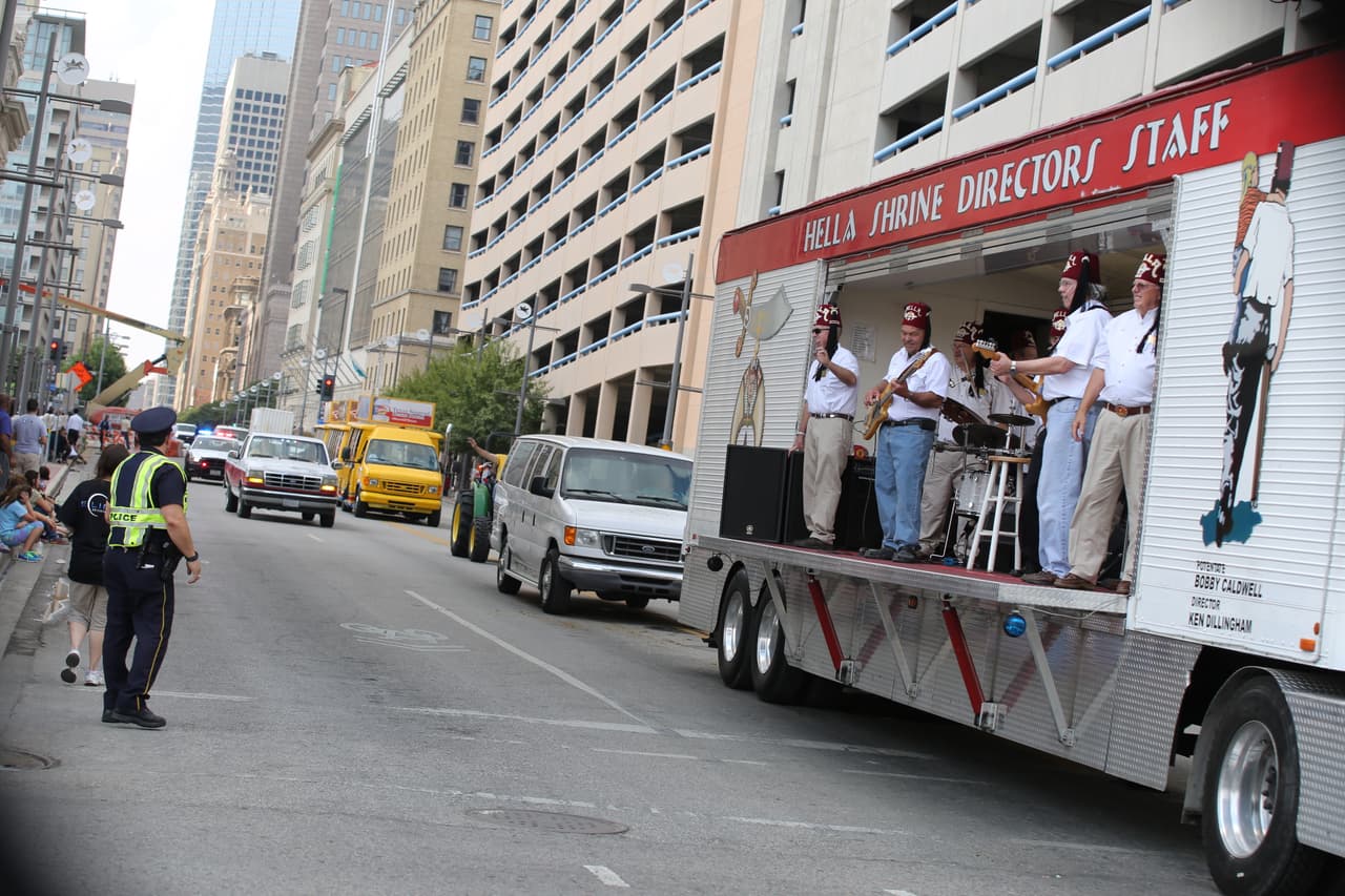 Dallas se pintó de música y fiesta en el inicio a esta gran feria