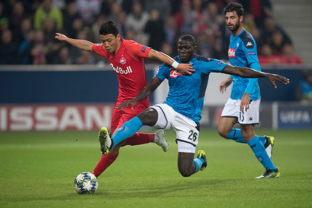 El Napoli derrota 2-3 al Red Bull Salzburg con goles de Mertens (2) e Insgine; por los locales descontó Haland (2).