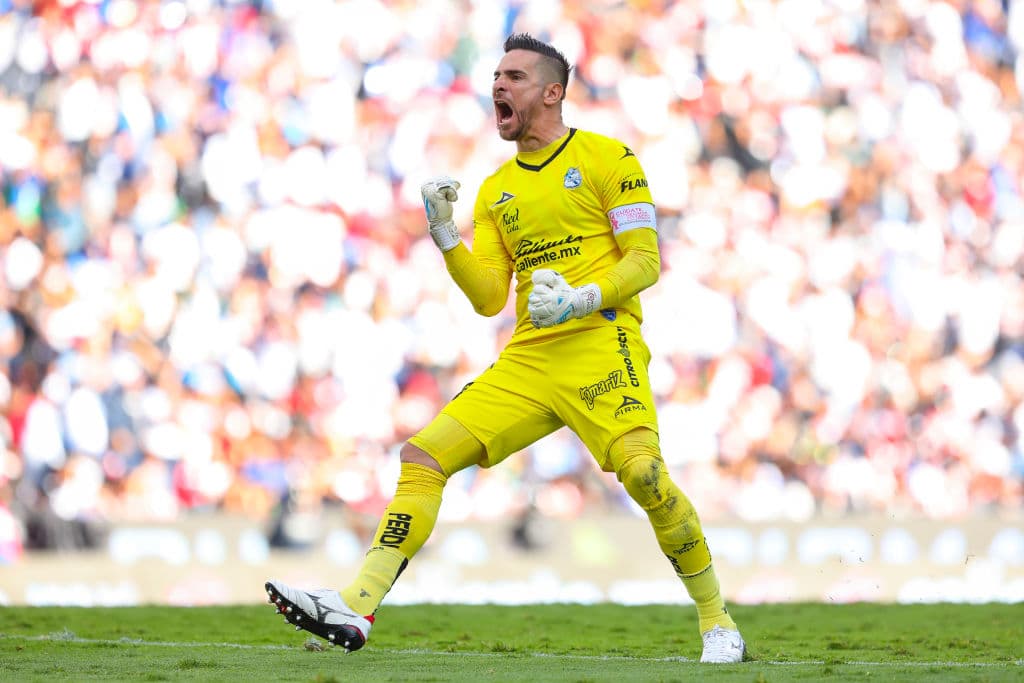 Tras el empate a un gol en el tiempo regular, Puebla se impuso a las Chivas desde los 12 pasos y chocarán con América. La Franja evitó el Clásico Nacional.