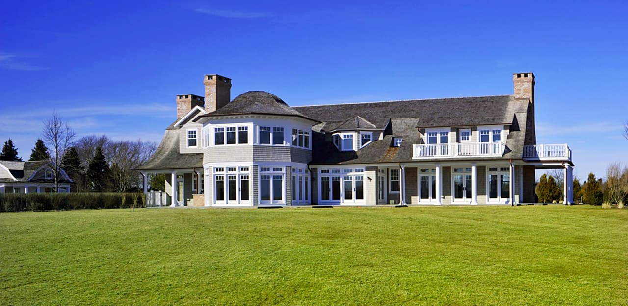 Jennifer Lopez también tiene varias propiedades como esta súper mansión en los Hamptons, muy cerca de Nueva York.