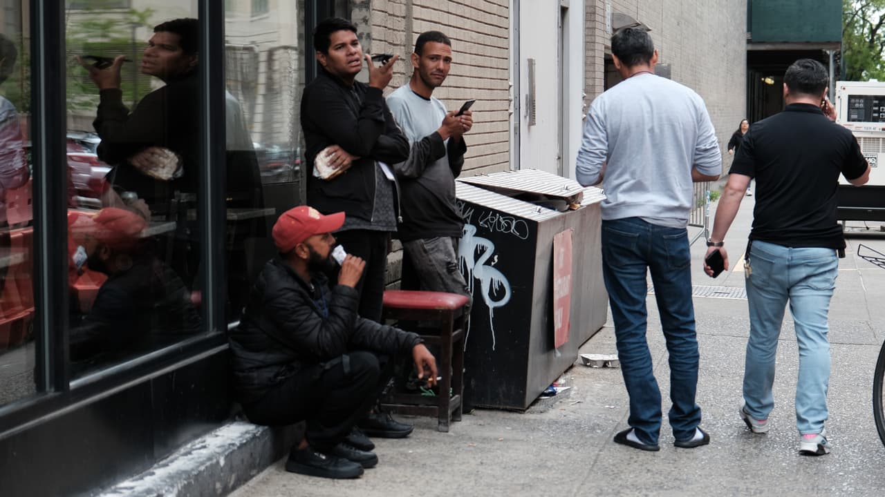 Según datos de la Oficina de Asuntos Migratorios de la Ciudad de Nueva York, más de 63,000 inmigrantes se encuentran en 132 refugios y no se descarta que el número se eleve cuando finalice el Título 42. El alcalde Eric Adams propuso trasladar a decenas de indocumentados ante la falta de espacio.