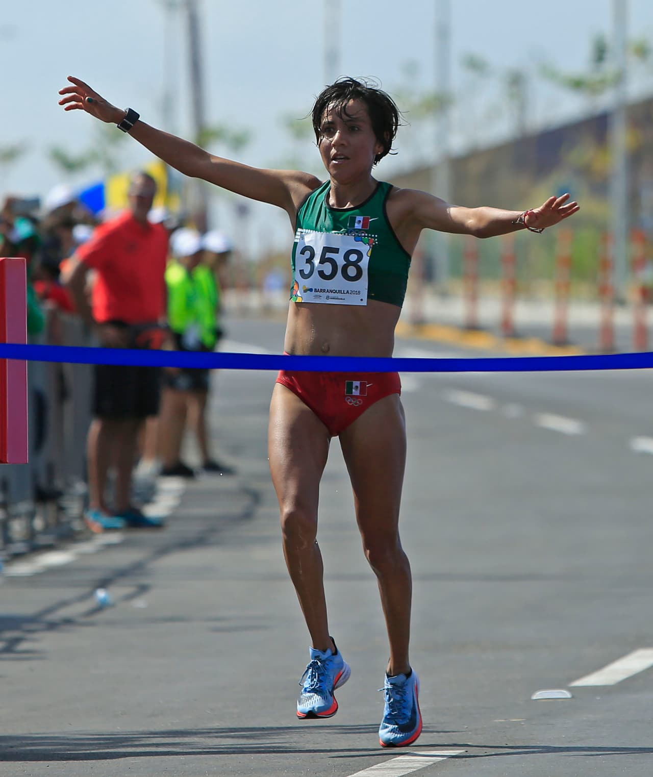 La mexicana le sacó 1 minuto y 14 segundos de diferencia a la cubana Dailín Belmonte, que repitió plata, pues hace cuatro años en los Juegos de Veracruz terminó también en la misma posición.