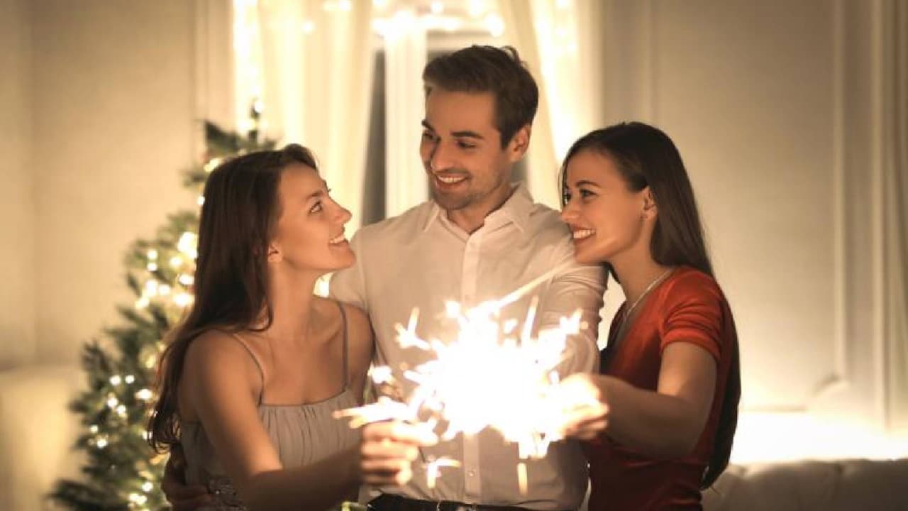 • Utilice más de un circuito para evitar sobrecargar el cableado doméstico. Siga las recomendaciones del fabricante sobre la cantidad de cadenas de luces que se pueden conectar de manera segura. Considere el uso de luces navideñas LED. Apague las luces navideñas antes de acostarse o salir de casa.