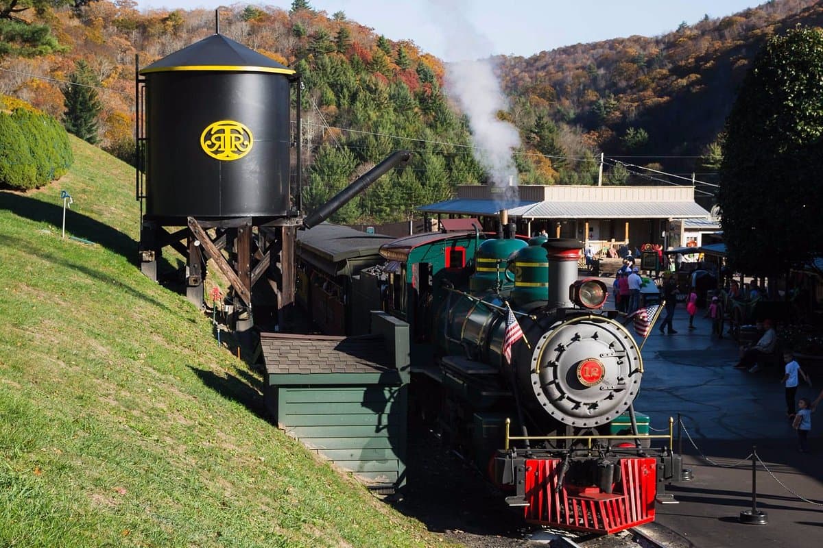 <b><a href="https://tweetsie.com/">Tweetsie Railroad</a>.</b> Experimenta un día lleno de acción de Wild West Adventure en Tweetsie Railroad, donde puedes subirte a bordo de una histórica locomotora de vapor de vía estrecha, disfrutar de atracciones clásicas, alimentar a los animales en Deer Park Zoo, buscar oro, participar en entretenimiento en vivo y más.
<br>
<br>
<b><a href="https://g.page/TweetsieRR?share">Cómo llegar</a></b>