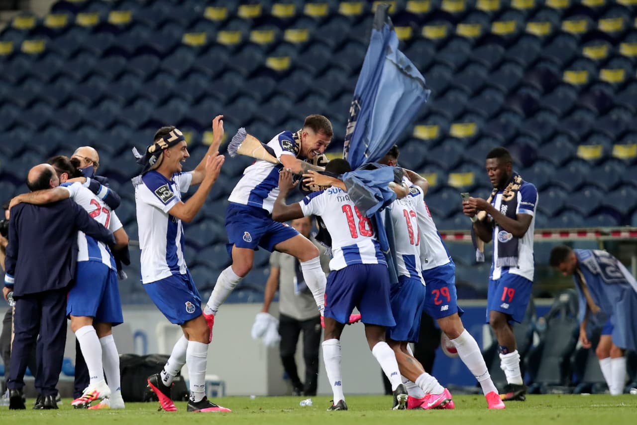 El Tecatito Corona firma su gran temporada al conseguir un nuveo título de la Liga Portuguesa con el Porto.