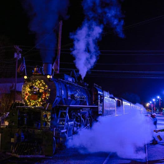 <b><a href="https://www.greatsmokies.com/polar-express/">Great Smoky Mountains Railroad</a></b> tiene una aventura para los amantes de los trenes a lo largo del año.
