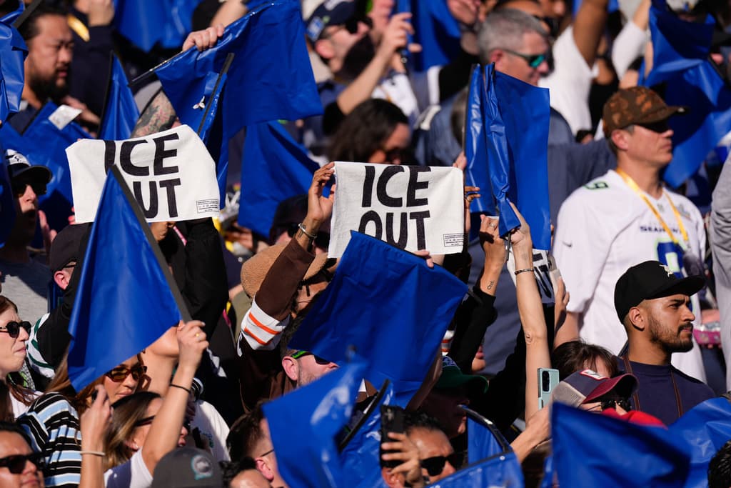 "ICE Out" (Fuera ICE) Lo mismo que dijo Bad Bunny una semana antes, al ganar el Grammy al Mejor Álbum de Música Urbana, expresaron fanáticos del fútbol americano antes de que comenzara el partido entre los Seahawks de Seattle y los Patriots de New England, en Santa Clara, California.