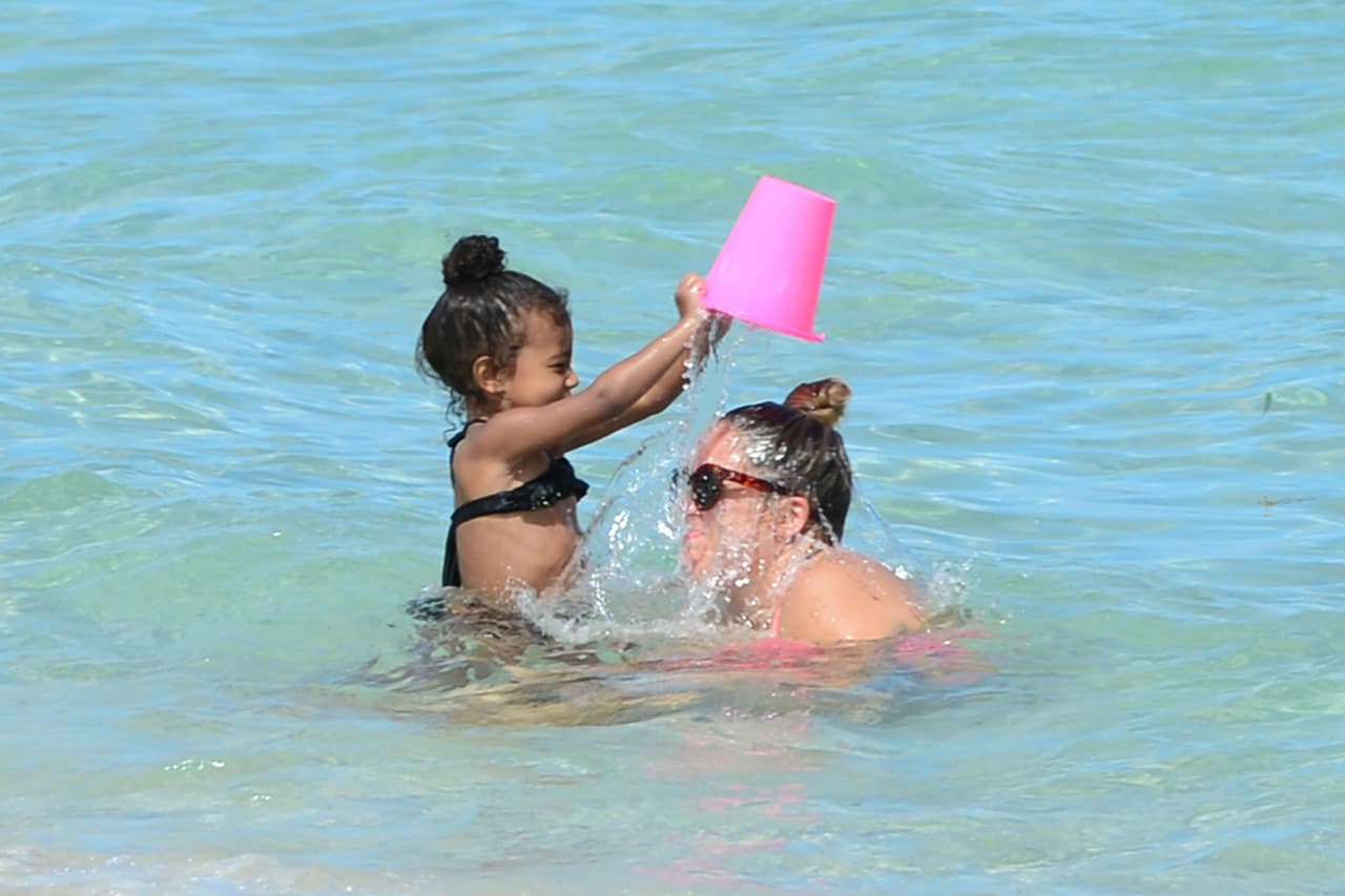 Oops! Bañó a su niñera.