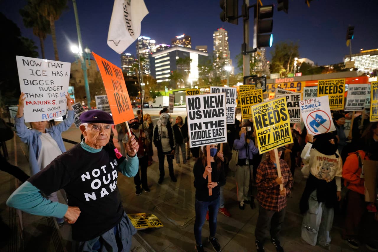 Manifestantes sostienen pancartas durante una protesta en Los Ángeles en respuesta a los ataques estadounidenses e israelíes contra Irán el lunes 2 de marzo de 2026.