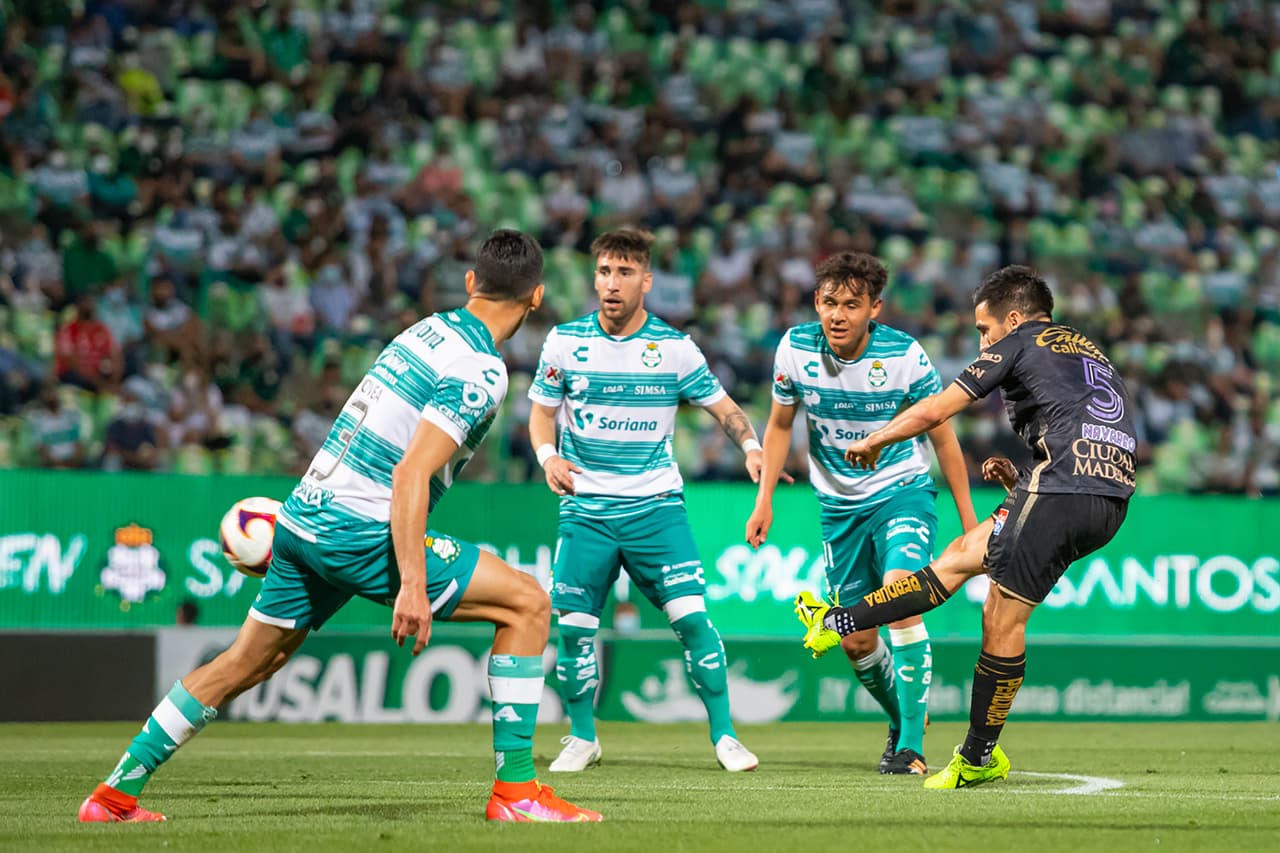 León comienza a desmotstrar el futbol que lo hizo campeón del futbol mexicano y vencen 1-2 a Santos. La Fiera escaló hasta la novena plaza y los Guerreros se mantienen en el tercer lugar.