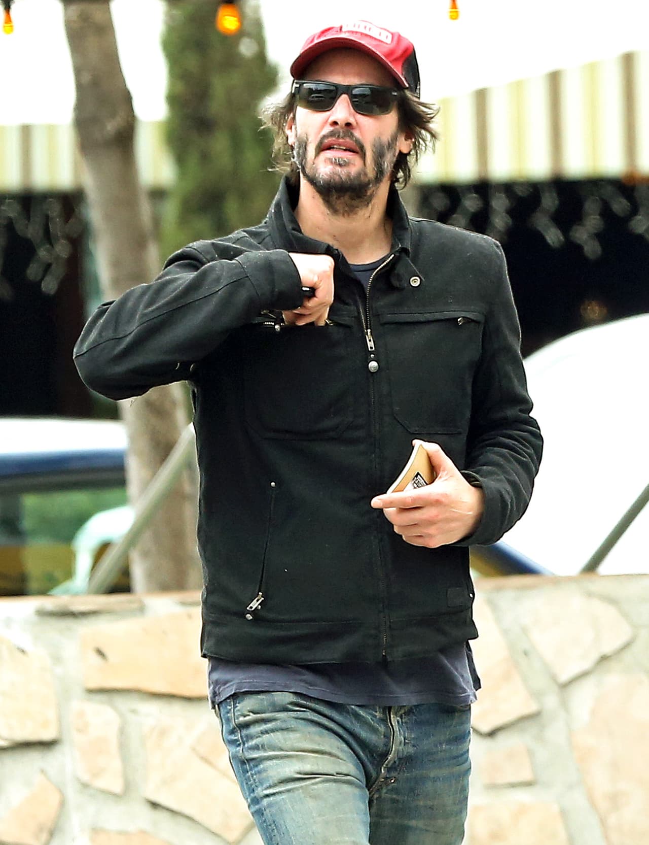 <b>Keanu Reeves </b>
<br>En marzo de 2007, cuando Keanu Reeves salía de visitar a un familiar en un hospital, 
<b>fue abordado por un paparazzi. </b>El actor subió a su auto y supuestamente arrolló a un fotógrafo de origen brasileño, quien lo demandó por este hecho.