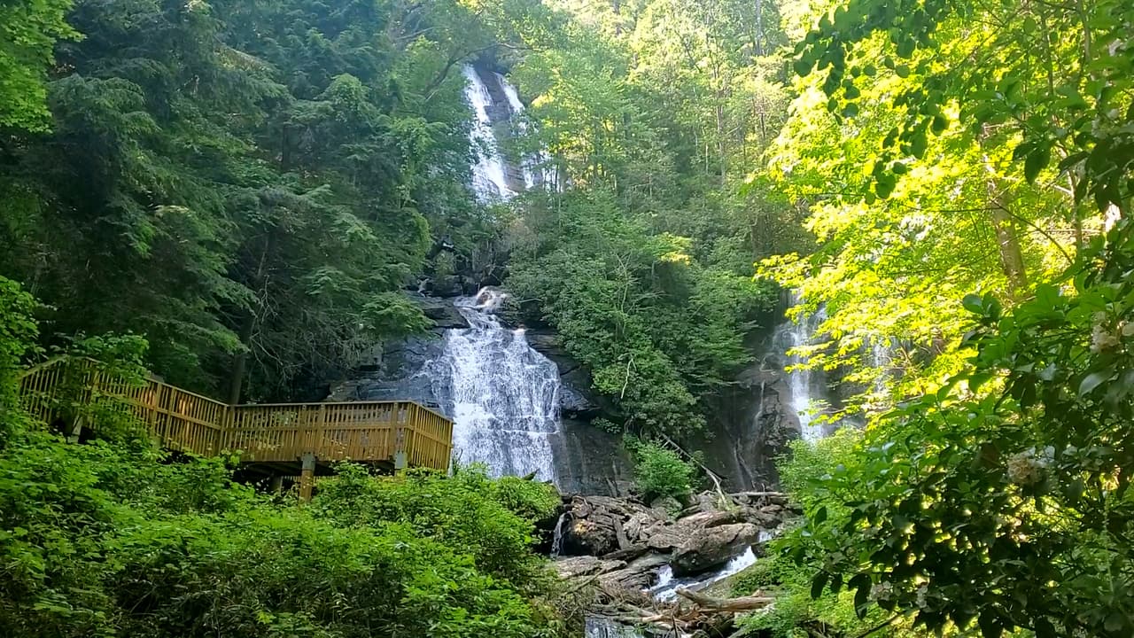 Conoce más sobre Anna Ruby Falls, 
<a href="https://www.fs.usda.gov/recarea/conf/recarea/?recid=10517"><b>aquí</b></a>.