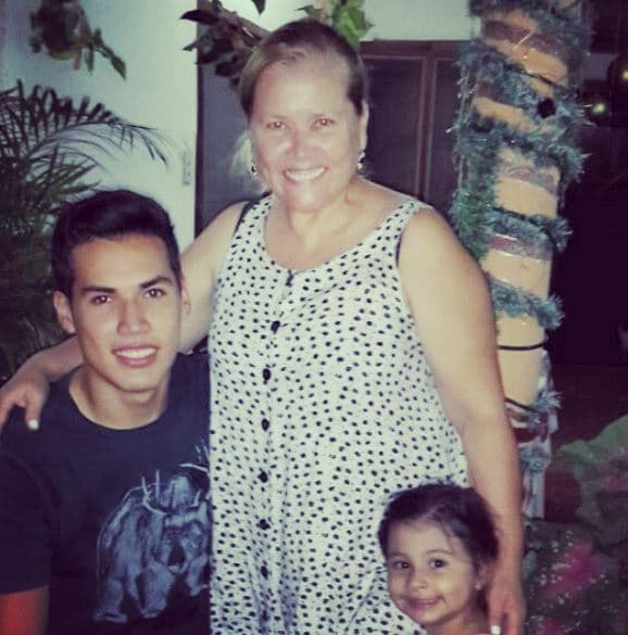 Su madre es su pilar y sotén a todo momento.