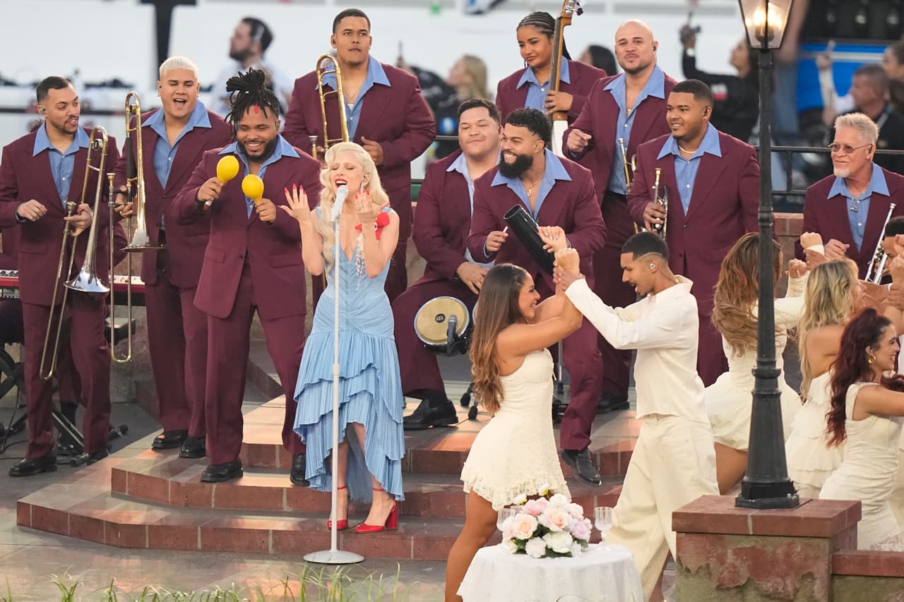 Pero Lady Gaga y Ricky Martin no fueron los únicos que cantaron al lado de Bad Bunny. Hubo un momento en que se dejó escuchar 'Gasolina' de Daddy Yankee, en una clara celebración de los artistas puertorriqueños que allanaron el camino para que el trap latino del protagonista de esta noche se volviera global.