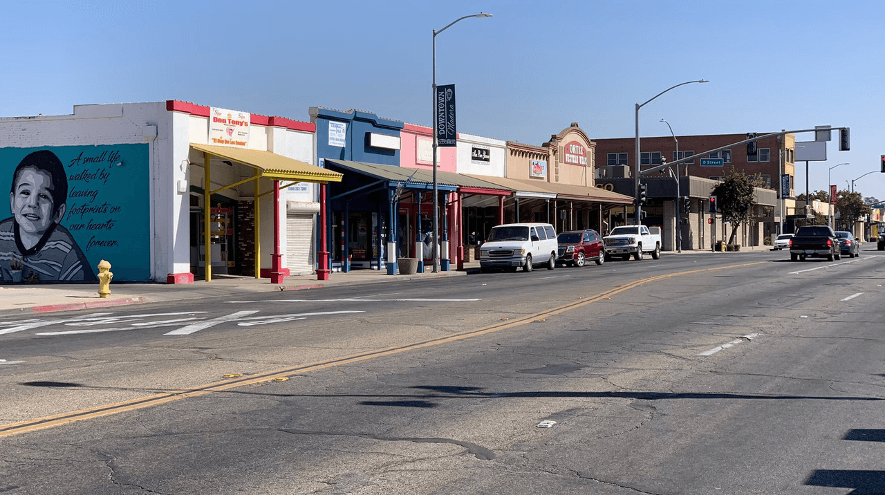 Los negocios interesados en participar deben 
<a href="https://qaz1.az1.qualtrics.com/login?path=%2FQ%2FDistributeSection%3FContextSurveyID%3DSV_1MHwjwWTqtUWeQS&product=ControlPanel" target="_blank">completar una breve encuesta.</a> Cada empresa puede decidir qué oferta o descuento ofrecerá a quienes lleven una pulsera.