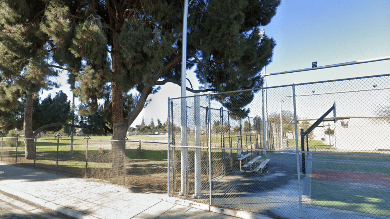 <b>SÁBADO 24 DE JULIO (5 a 7 pm)</b>. 
<a href="https://www.google.com/maps/place/Romain+Park/@36.7501661,-119.7808939,16.25z/data=!4m9!1m2!2m1!1sRomain+Neighborhood+Center!3m5!1s0x80945e0ee8e79fcd:0x66ee0762df117ac8!8m2!3d36.7537682!4d-119.7735807!15sChpSb21haW4gTmVpZ2hib3Job29kIENlbnRlclocIhpyb21haW4gbmVpZ2hib3Job29kIGNlbnRlcpIBBHBhcmuaASNDaFpEU1VoTk1HOW5TMFZKUTBGblNVTk5YemxoTjAxQkVBRQ?hl=es">Romain Neighborhood Center</a>. En el Parque Romain se estarán aplicando las vacunas contra el coronavirus y además podrás escuchar música y divertirte. Dirección: 745 North 1st St., Fresno.
<br>