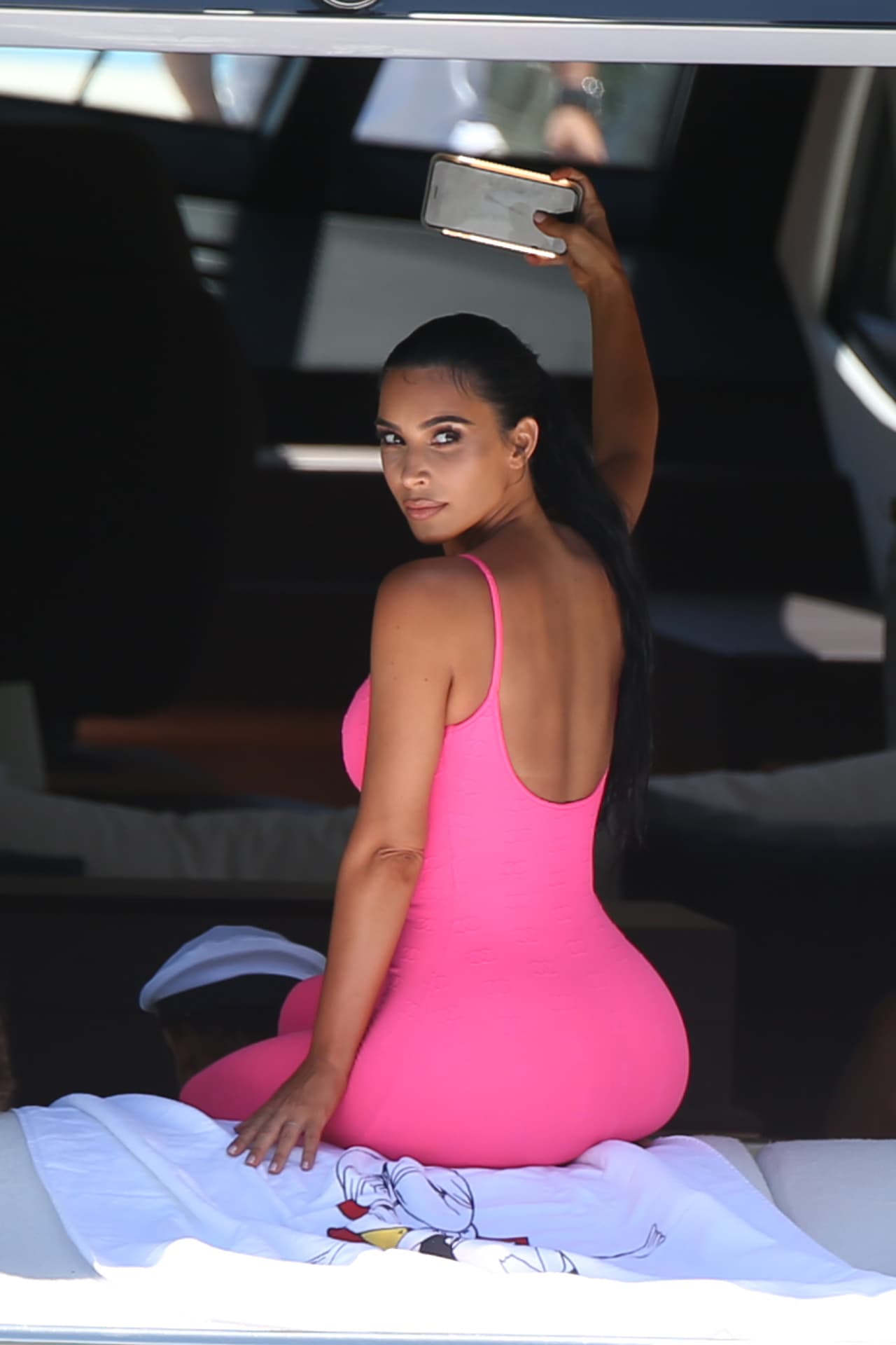 Kim, fiel a sus costumbres, no dejó de hacerse selfies a bordo del yate.