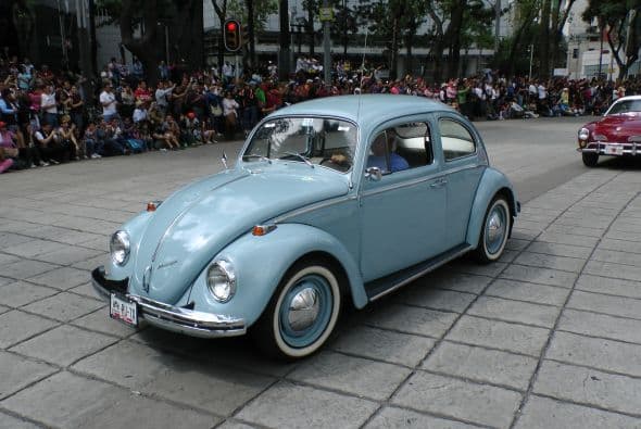 Casi dos mil vehículos clásicos desfilaron por las calles de la Ciudad de México para romper el Récord Guinness de más autos de este tipo en movimiento. Transitaron mil 721 autos, lo que superó la marca de Holanda, cuyo récord era de 948 vehículos. De acuerdo con las autoridades, el paso de estos autos clásicos fue visto por 250 mil asistentes. Circularon autos Datsun 1300, Jaguares, MG 59, Chevrolet apache, Alfa Romeo, Mercury, Porche, entre otros, que atrajeron la atención de capitalinos y visitantes. El paso de los vehículos fue interrumpido por el calentamiento de algunos que se quedaron en el camino y provocaron “cuellos de botella”; sin embargo, los organizadores confiaron en que los vehículos llegarían a la meta.