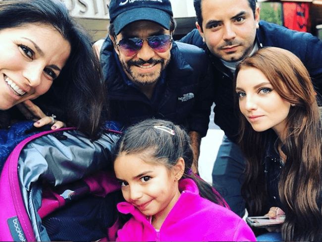 José Eduardo, Eugenio Derbez y el resto de la familia en un parque de diversiones.