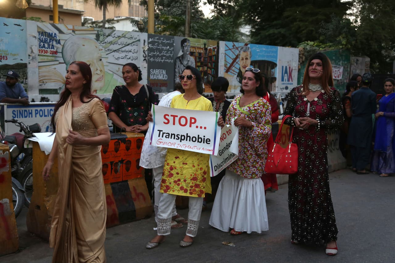 "Detengan la transfobia". 2,343 personas transgénero fueron asesinadas entre 2008 y 2016 según un reporte del Trans Murder Monitoring (TMM), que rastrea y documenta sistemáticamente estos homicidios en el mundo.