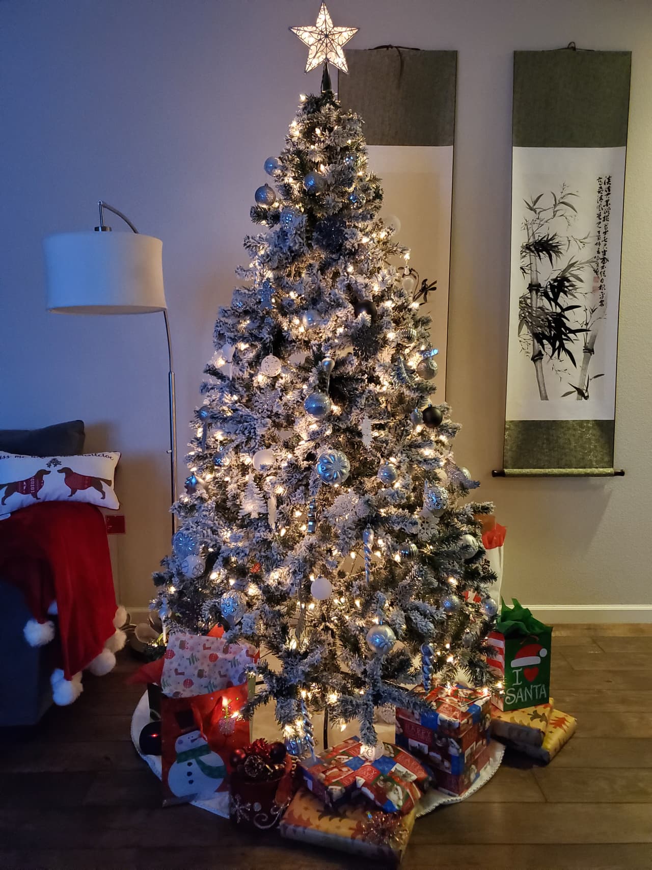 Así luce el árbol de Navidad de la familia Kuang Zapata, del Área de la Bahía, con una gran estrella en la punta del pino y muchos regalos ya debajo del arbolito.